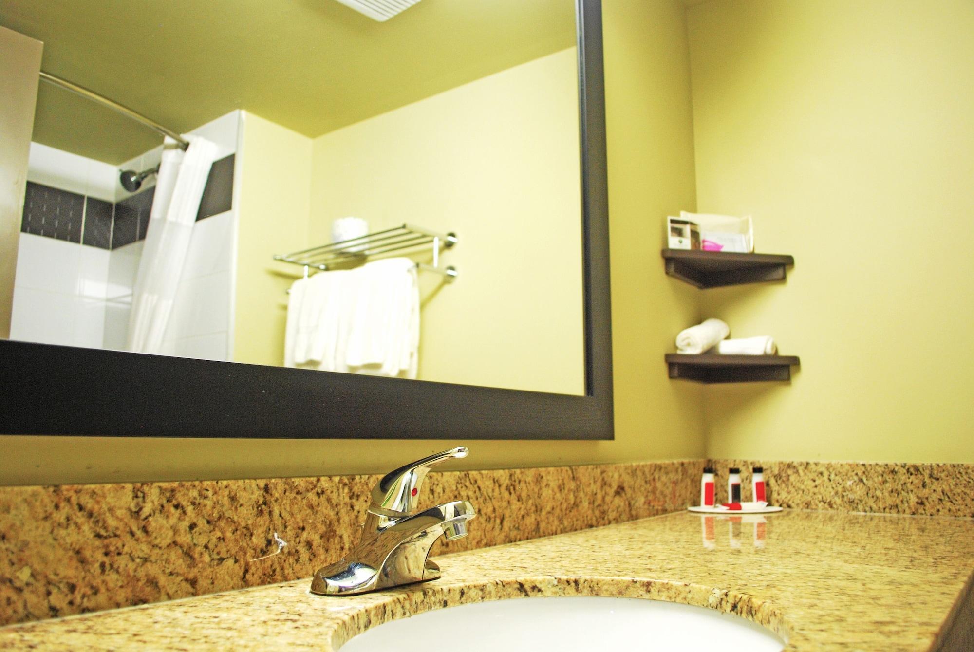 Ramada By Wyndham Edmonton Yellowhead Nw Bagian luar foto