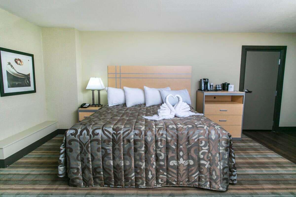 Ramada By Wyndham Edmonton Yellowhead Nw Bagian luar foto