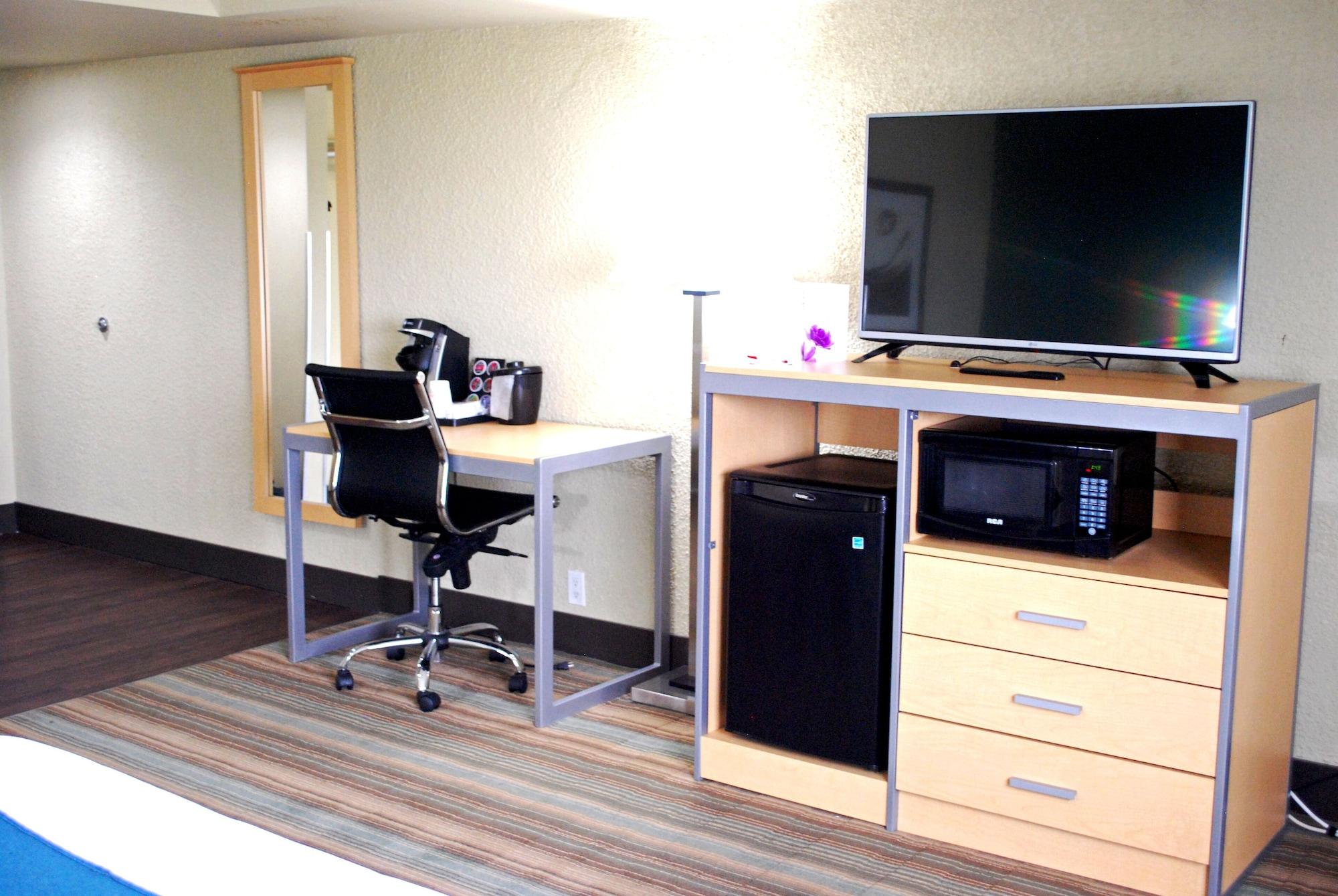 Ramada By Wyndham Edmonton Yellowhead Nw Bagian luar foto