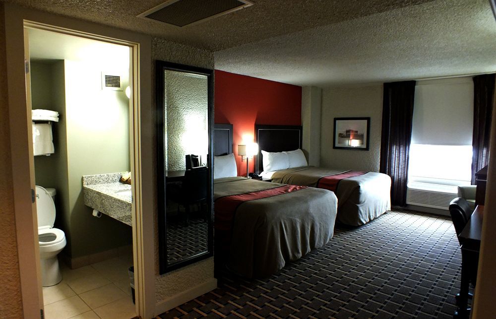 Ramada By Wyndham Edmonton Yellowhead Nw Bagian luar foto