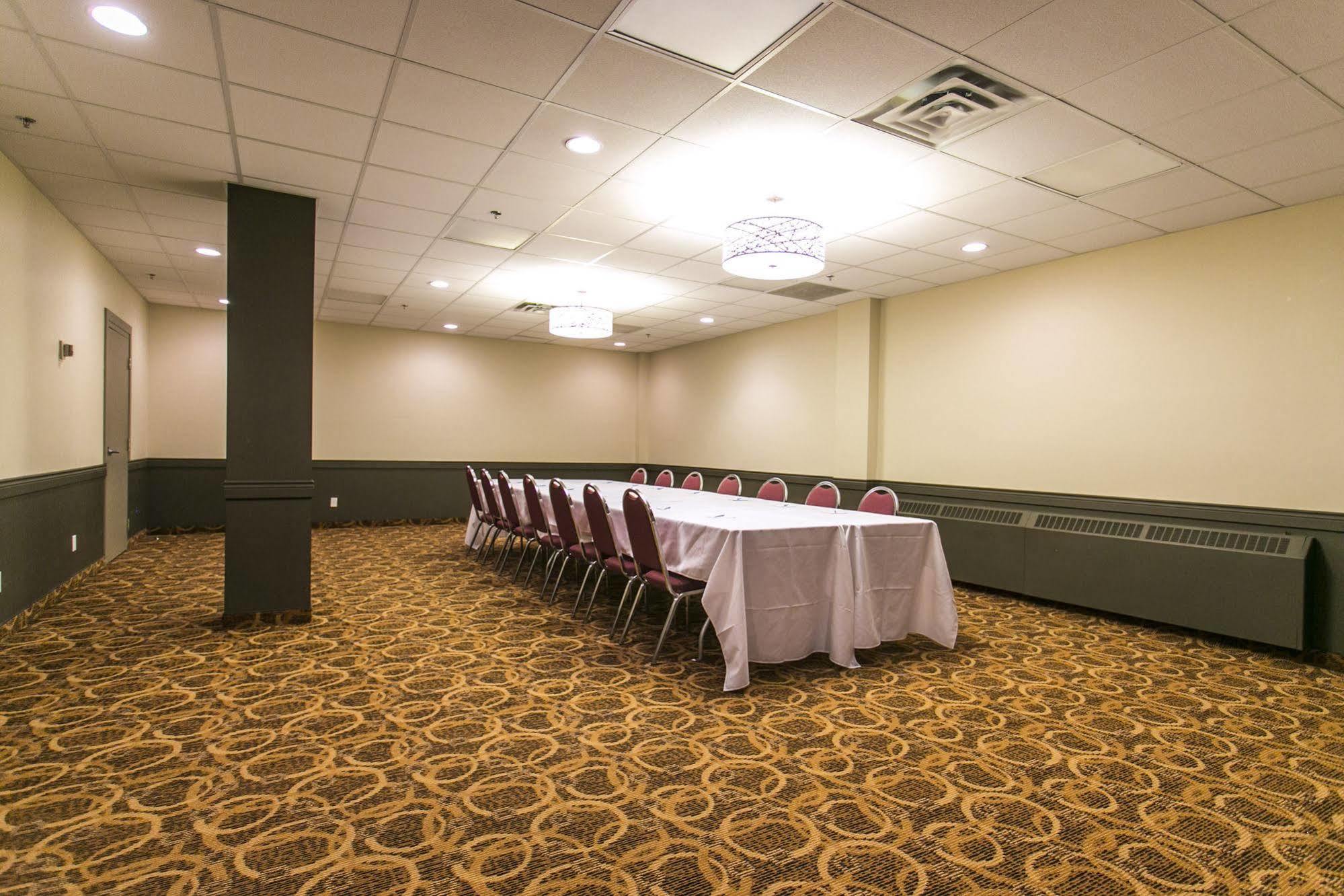 Ramada By Wyndham Edmonton Yellowhead Nw Bagian luar foto