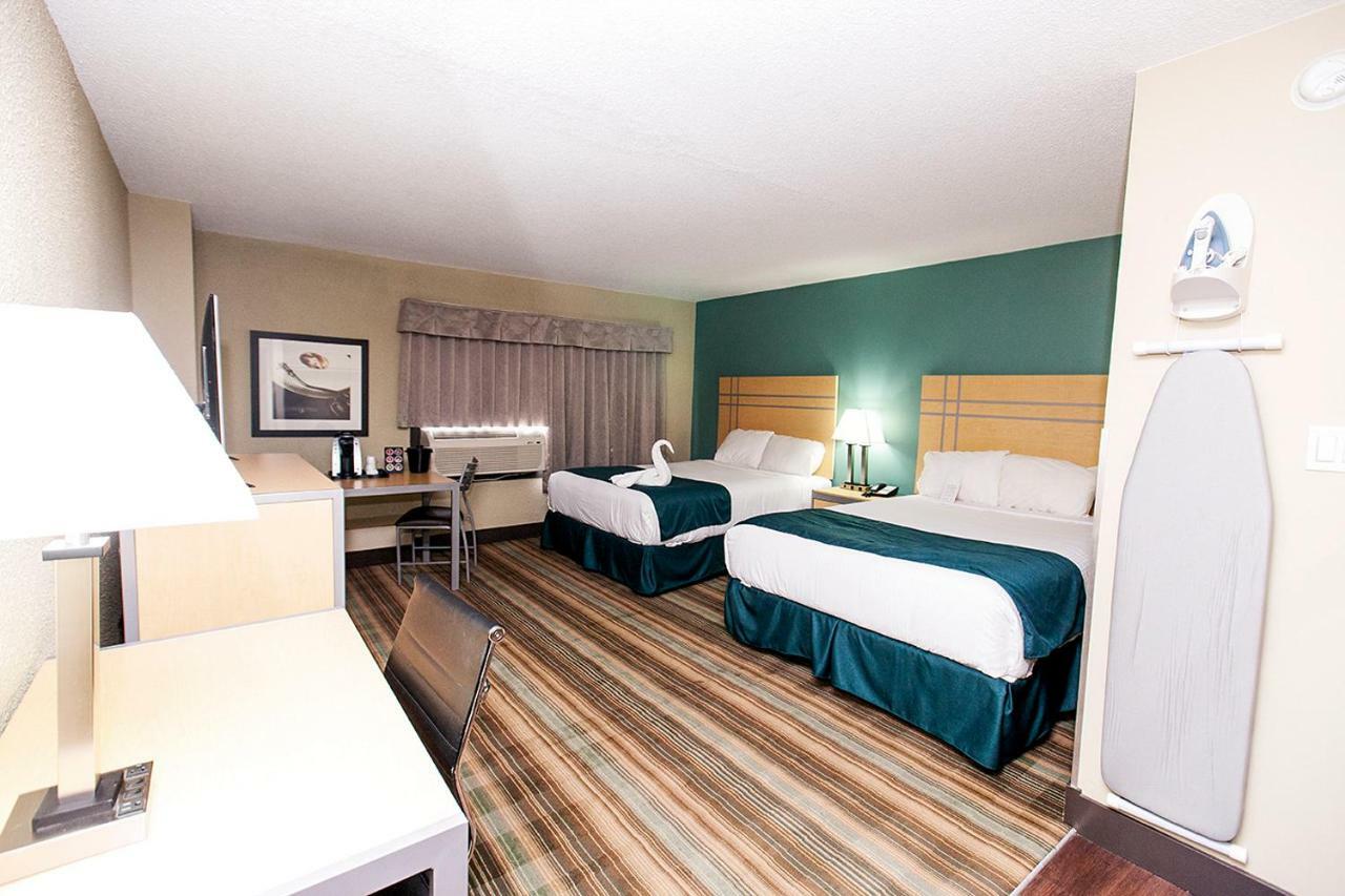 Ramada By Wyndham Edmonton Yellowhead Nw Bagian luar foto