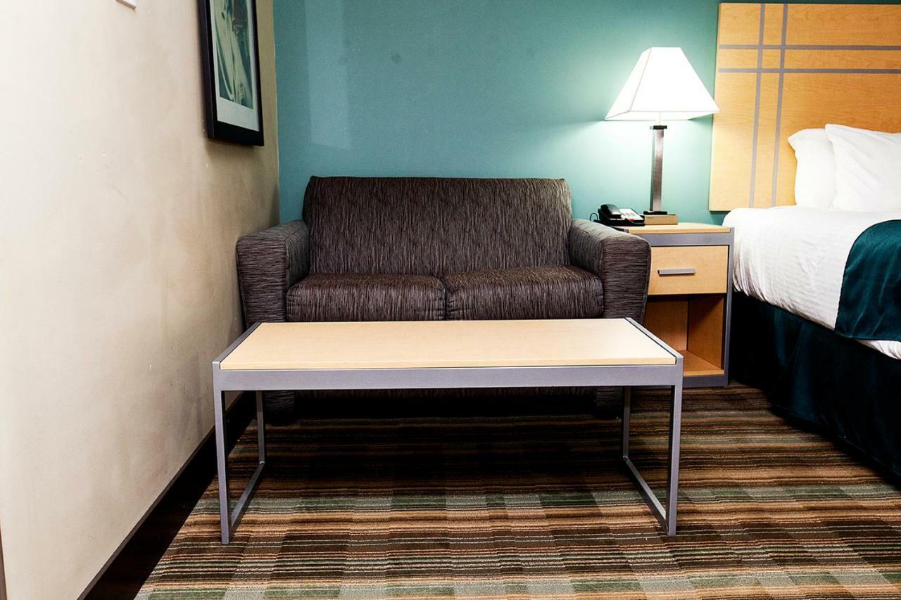 Ramada By Wyndham Edmonton Yellowhead Nw Bagian luar foto