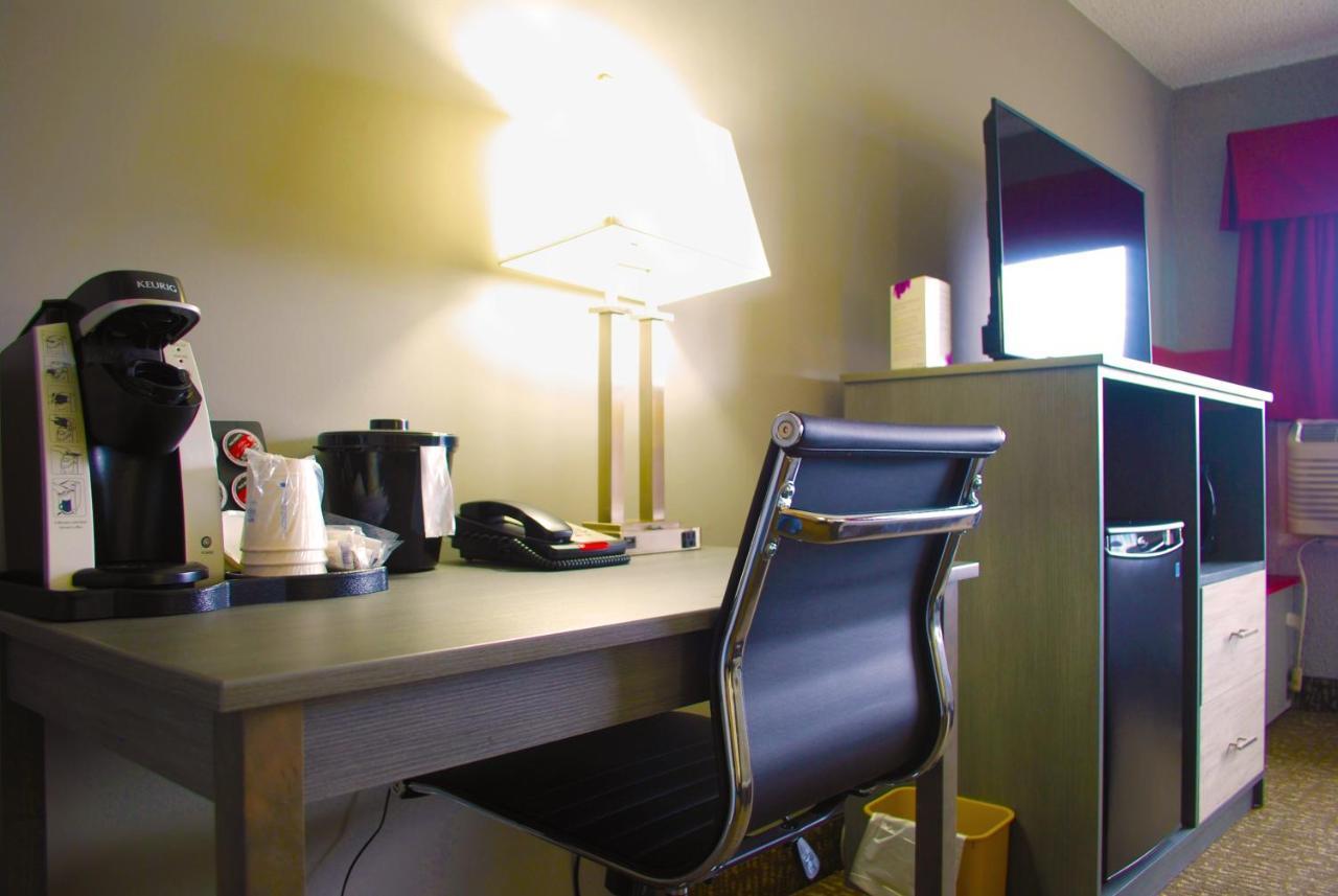 Ramada By Wyndham Edmonton Yellowhead Nw Bagian luar foto